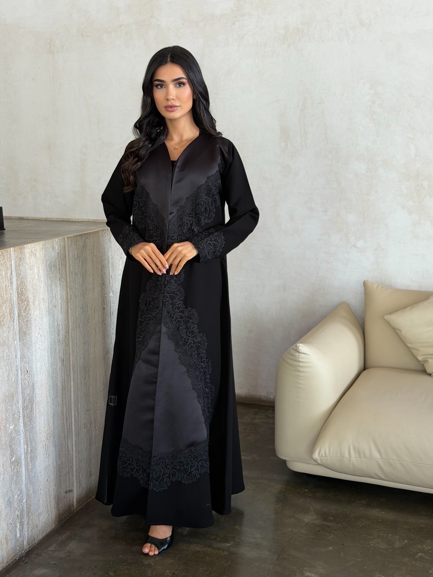 noir royale v-lace abaya