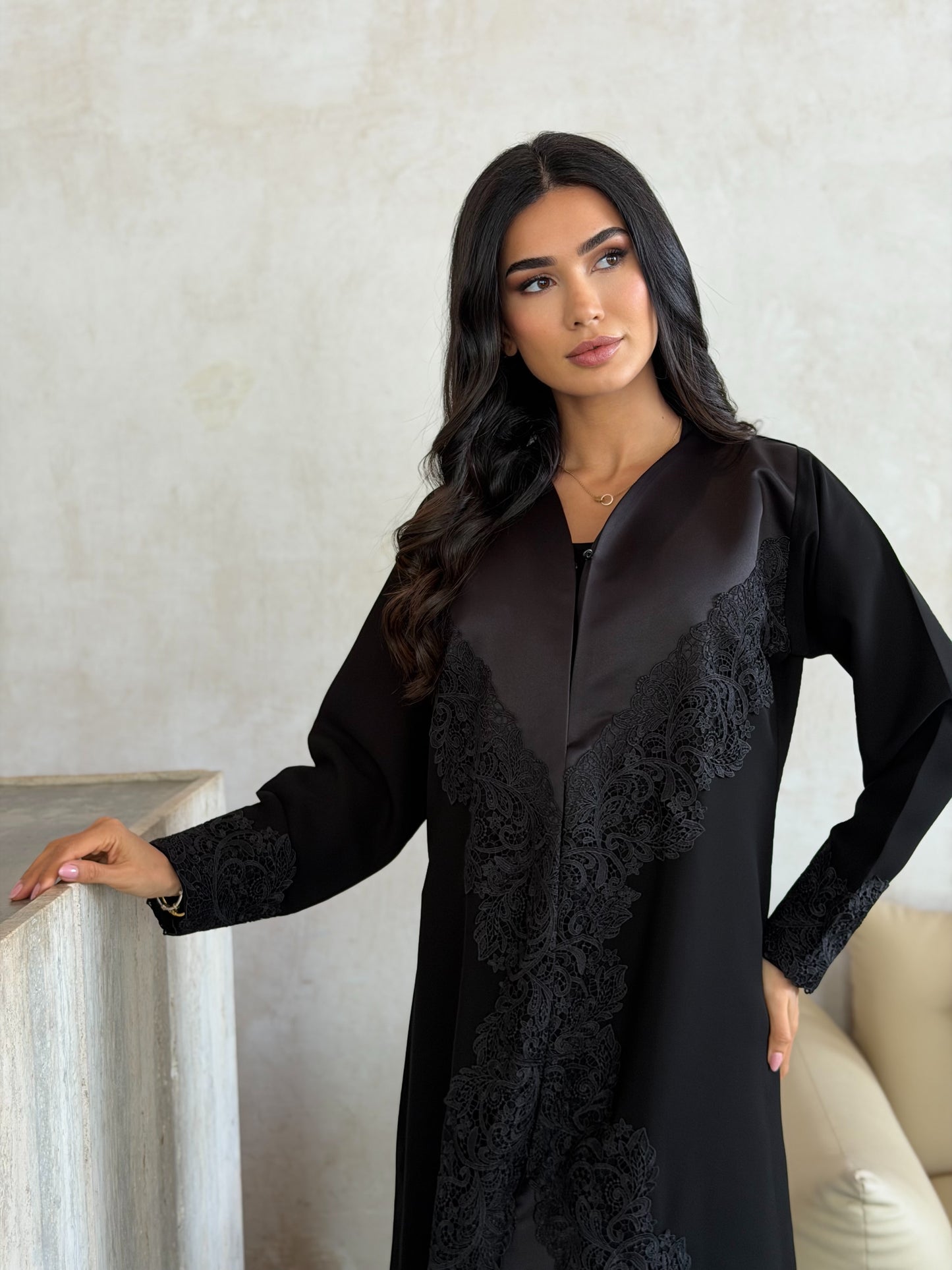 noir royale v-lace abaya