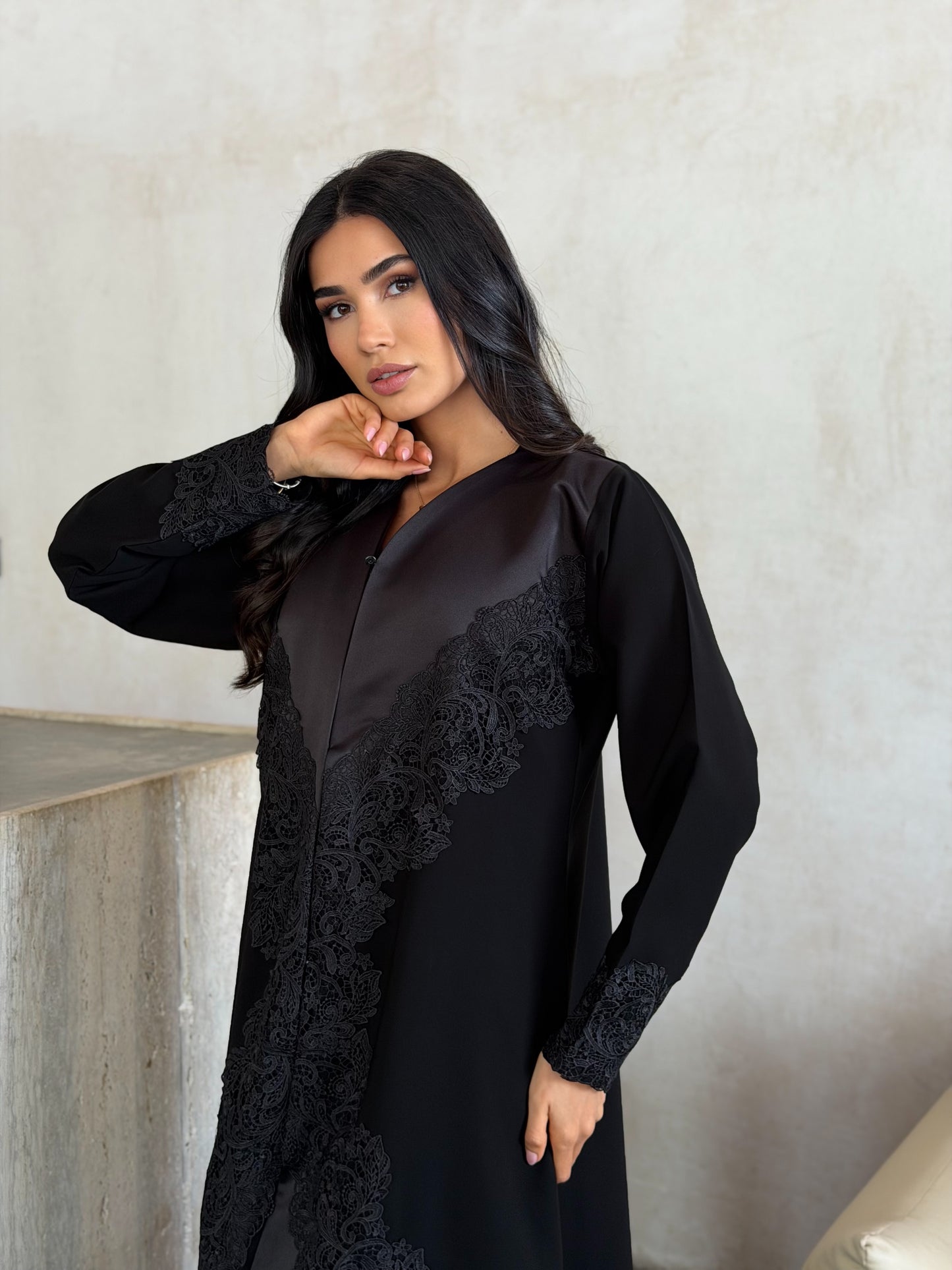 noir royale v-lace abaya